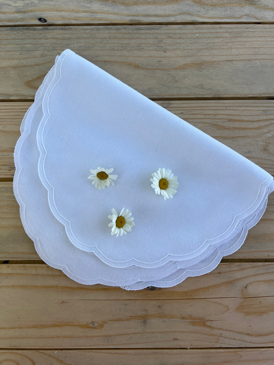 6st bordstabletter i tyg med vågad kant