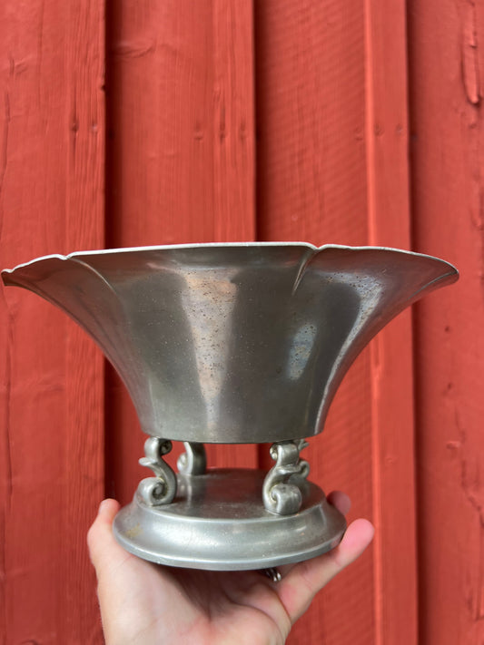 Skål på fot i tenn