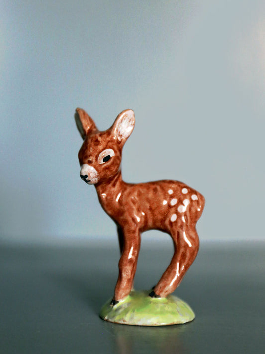 Söt bambi i porslin