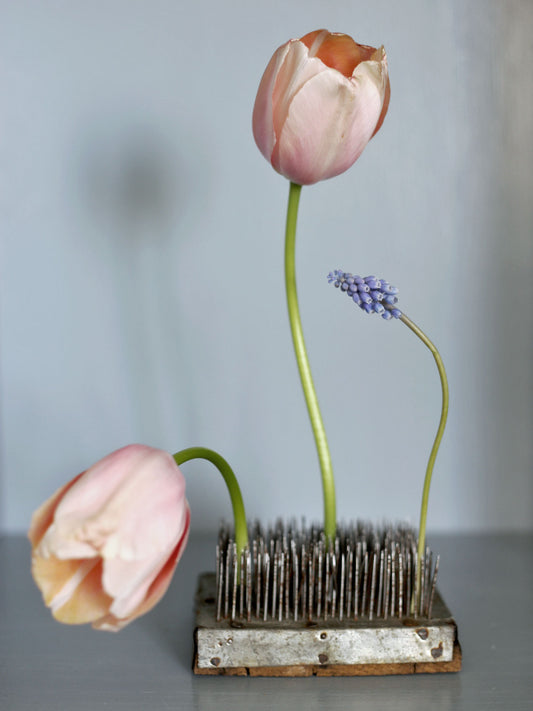 Stor blomsterfakir i metall