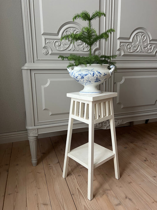 Piedestal i vitt trä