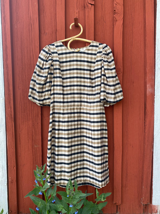 Rutig klänning med puffärm