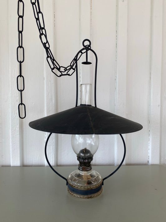 Stor oljelampa i svart