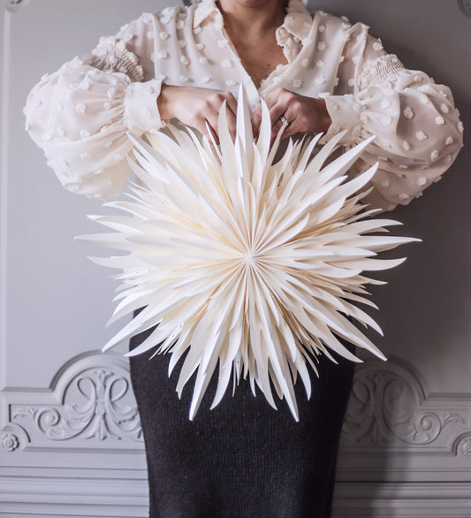 Benvit blus med prickar