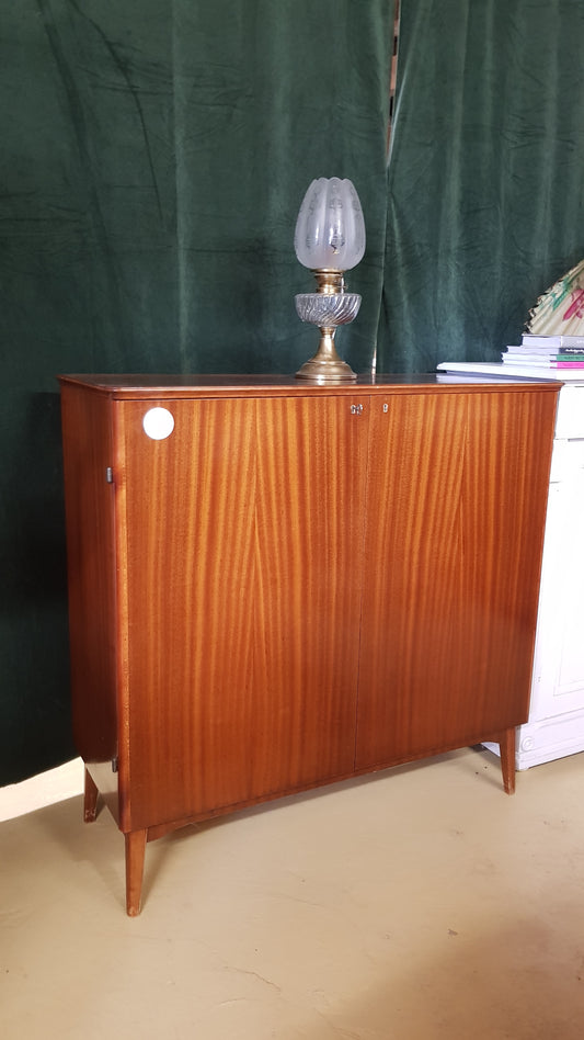 Skåp i brunt med hyllor och lådor