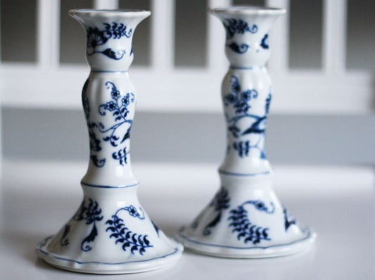 Blå/vita porslinsljusstakar i vackert mönster