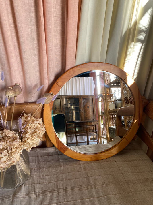 Rund spegel med träram