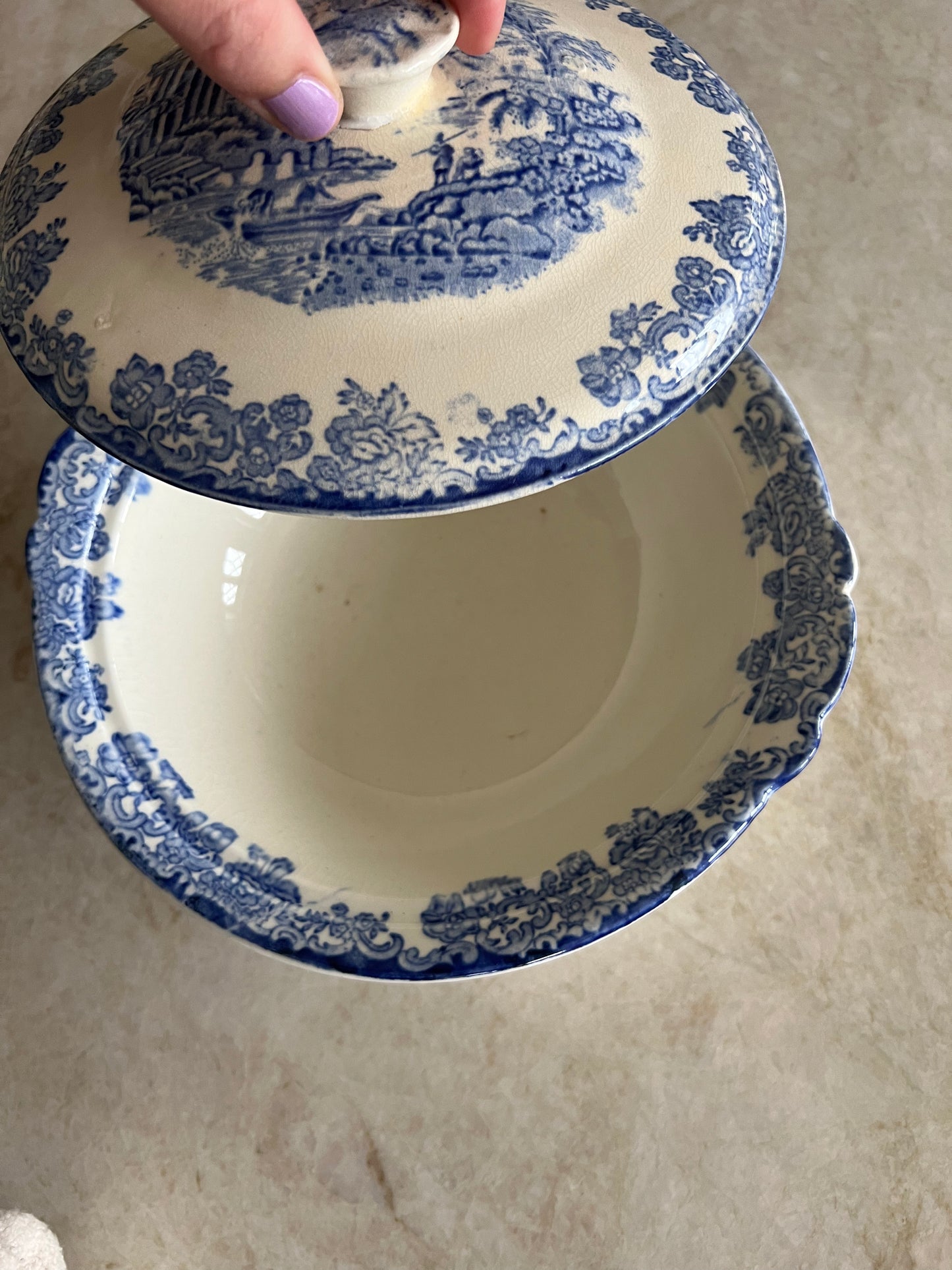 Blåvit skål med lock
