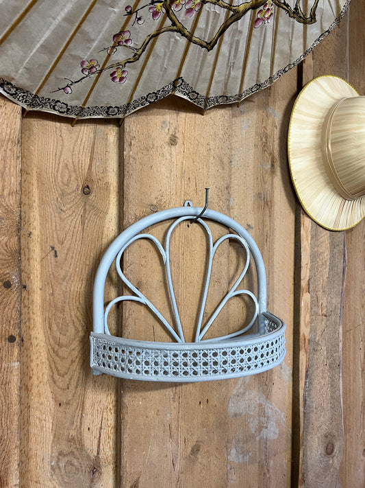 Vägghylla i gråmålad korg