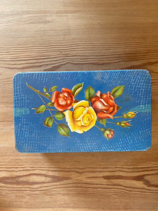 Blå plåtburk med blommor