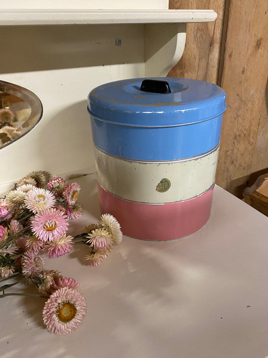 Äldre kakburk i tre våningar finaste färger