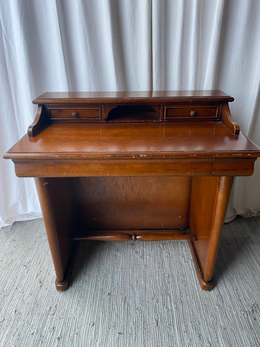 Sekretäraktigt skrivbord