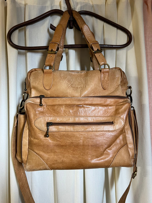 Skötväska i brunt läder med mycket fack