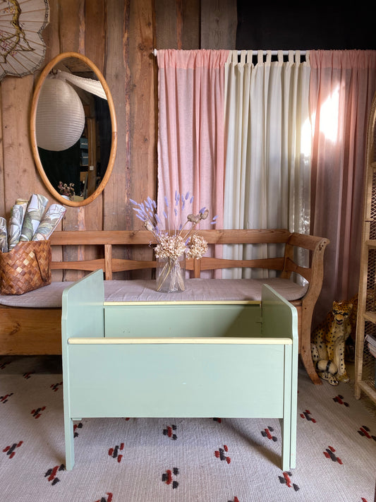 Äldre utdragbar barnsäng i finaste grönt