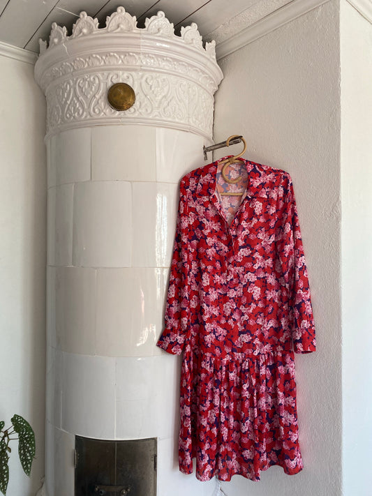 Rödblommig klänning