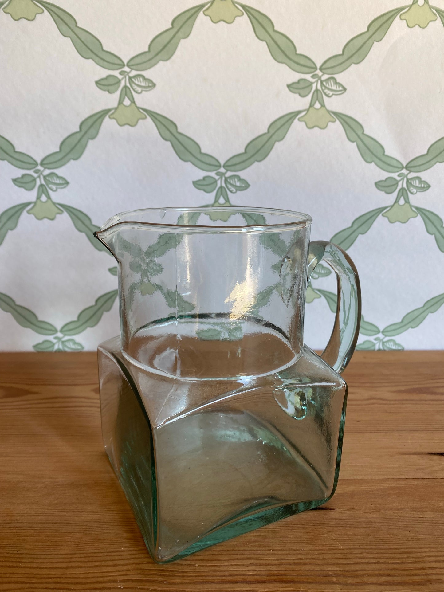 Kanna i finaste form i klarglas med dov grön ton