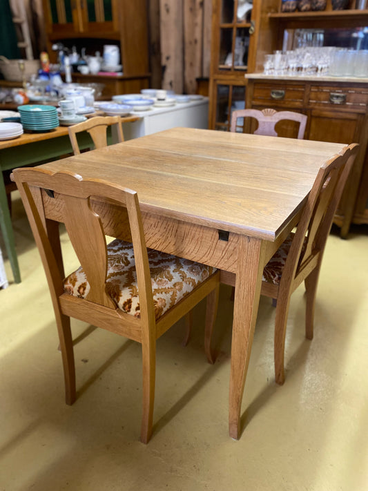 Trären matgrupp med 4 stolar