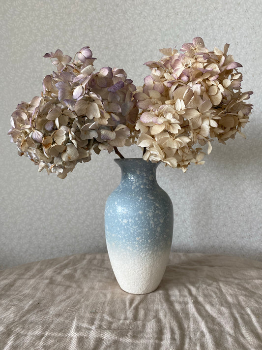 Urna i blåvitt stengods