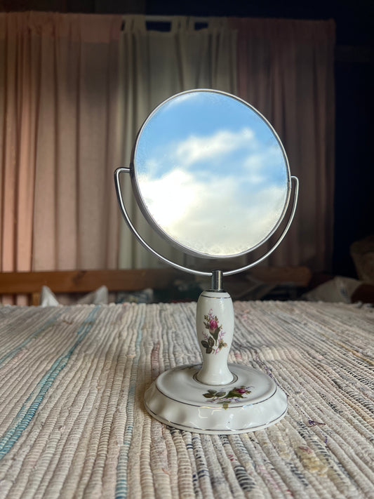 Otrolig liten spegel på porslinsfot