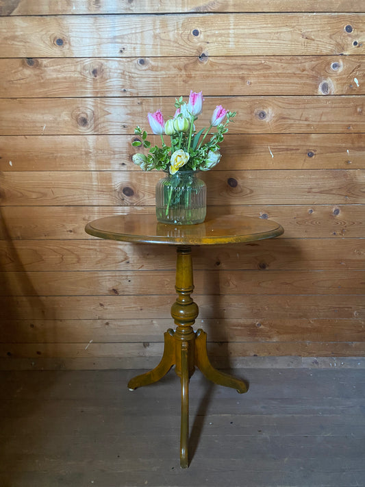 Pelarbord i mellanbrunt trä