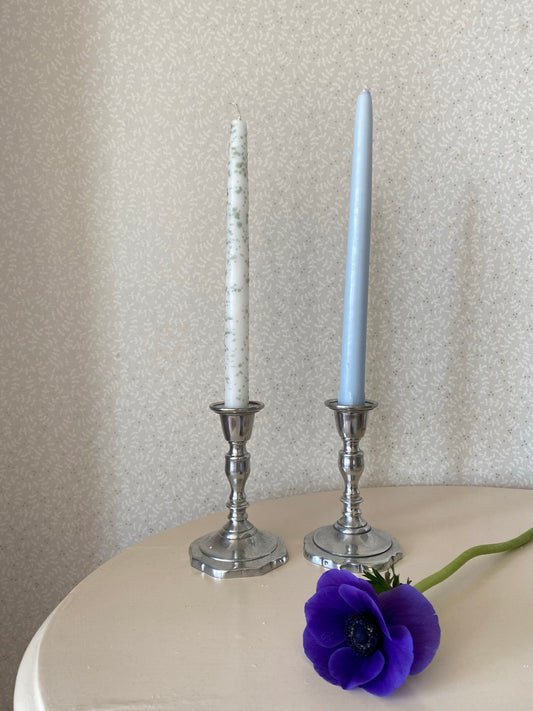 Paret silverfärgade ljusstakar