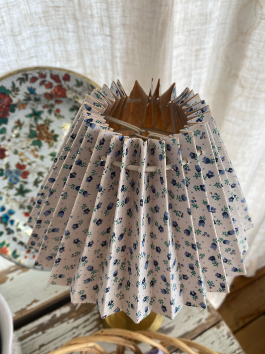 Plisserad lampskärm med blomster