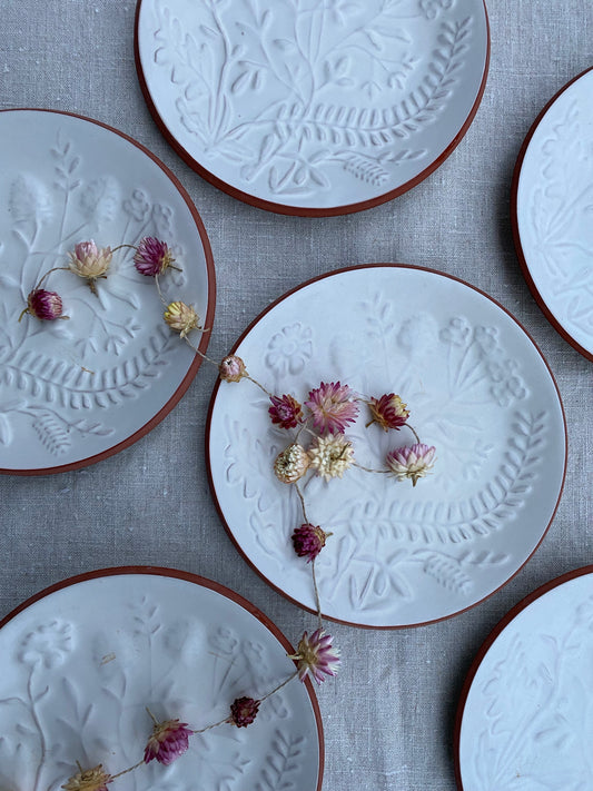 6st otroliga assietter i vitt ~ Nittsjö keramik Flora