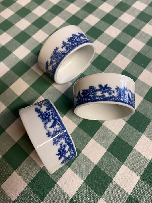 Tre mindre porslinsskålar i blåvitt