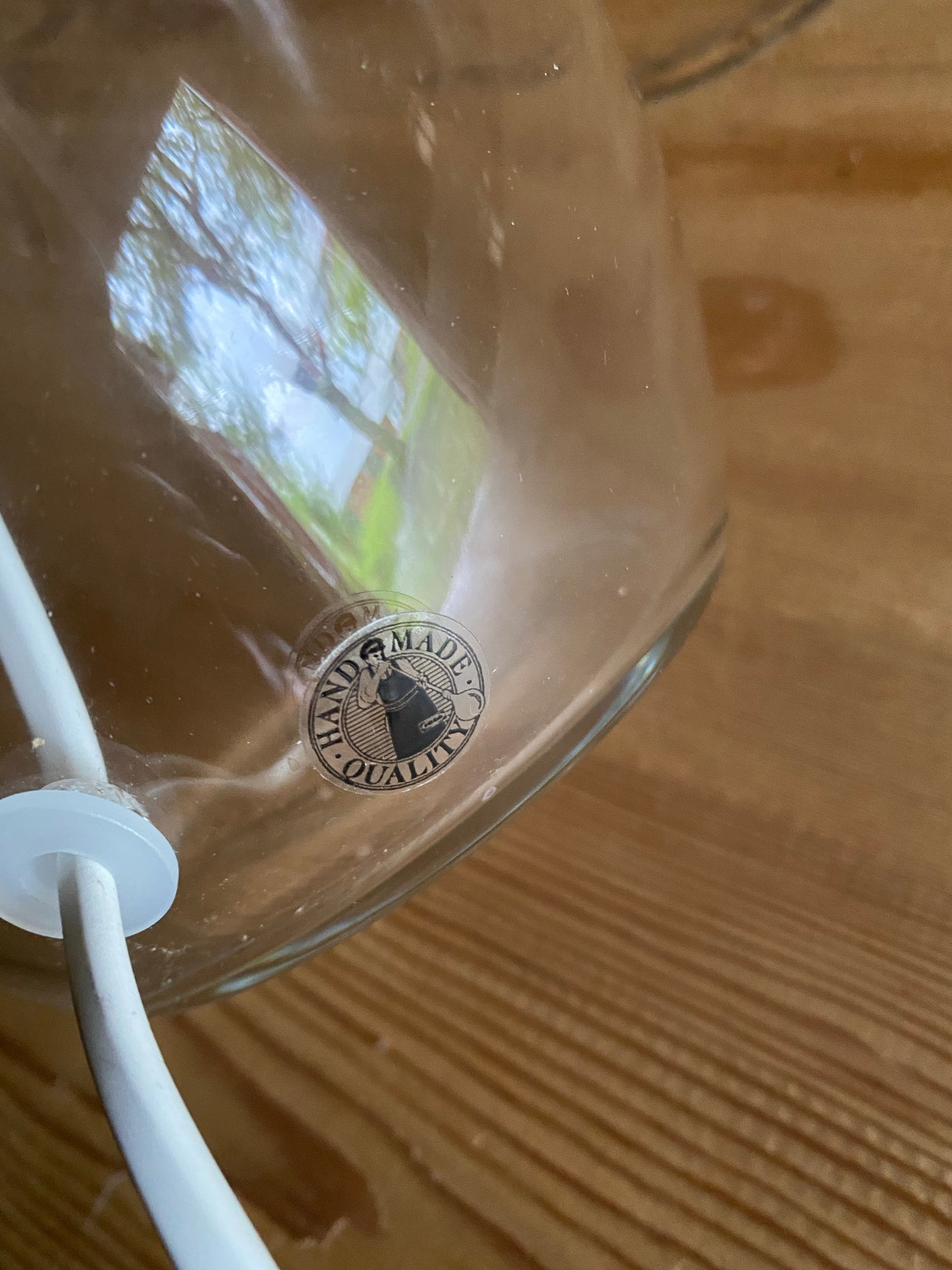 Bordslampa i klarglas med benvit skärm
