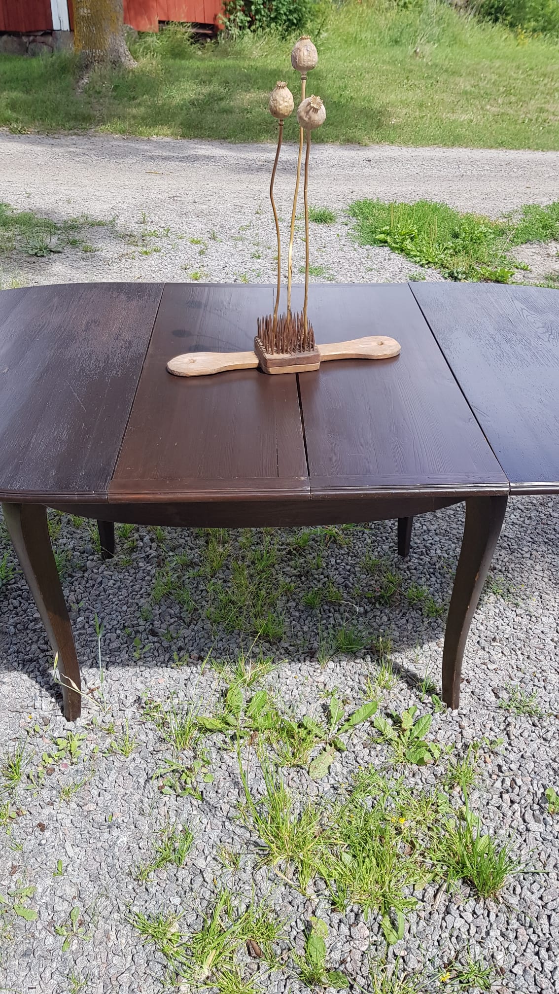 Ovalt matbord i mörkt trä med iläggsskivor