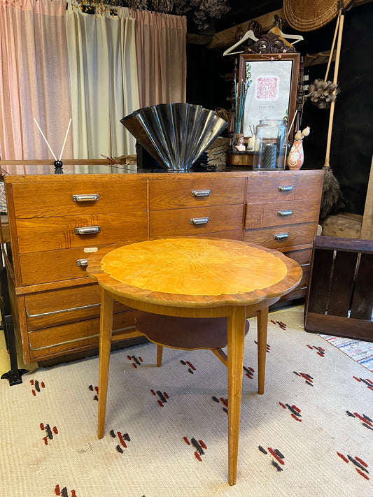 Runt bord med vacker skiva