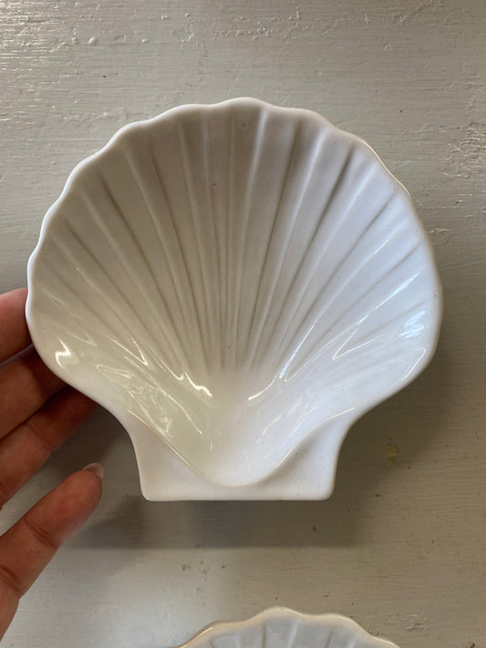 Snäckfat i vitt porslin