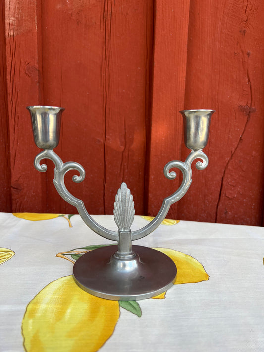 Tvåarmad ljusstake i svenskt tenn