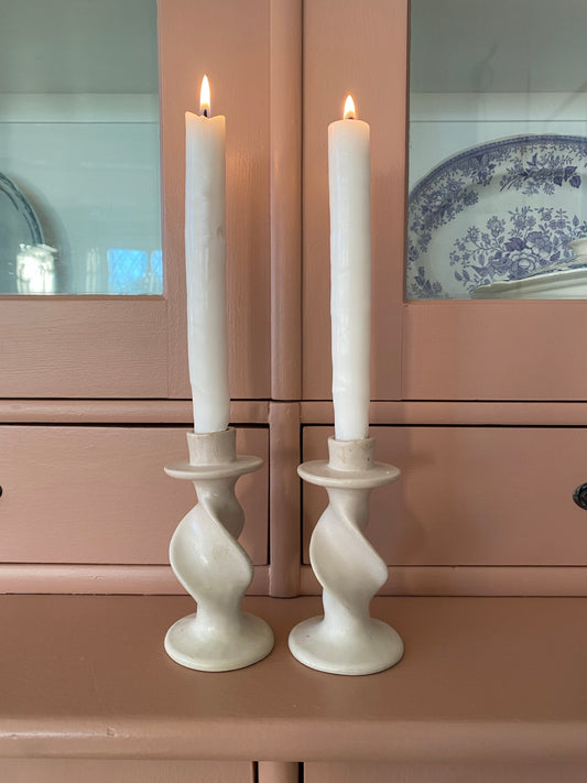 Paret snurrade ljusstakar i nudefärgad keramik