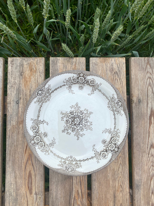 Tallrik i brunvitt - Ulrika Rörstrand