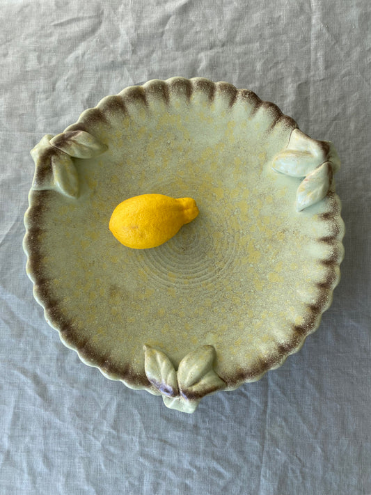 Stort grönt uppläggningsfat på fot