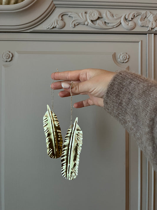 Två fjädrar i mässing - juldekoration