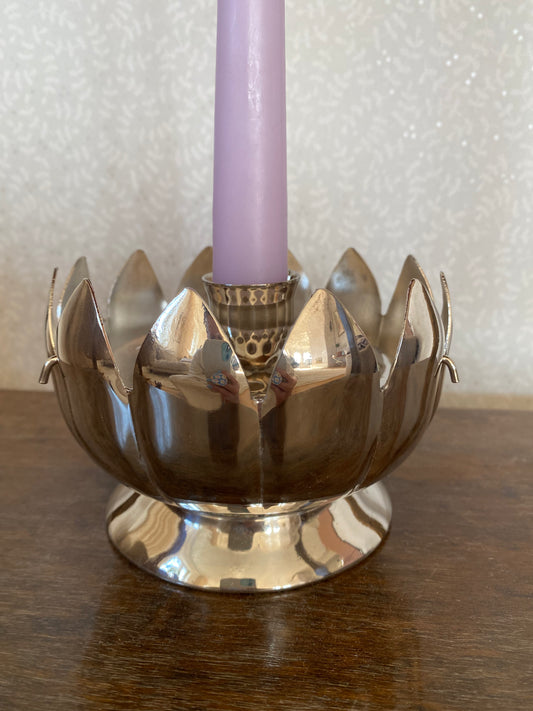 Näckrosformad ljusstake med blomsterfakir/kruka