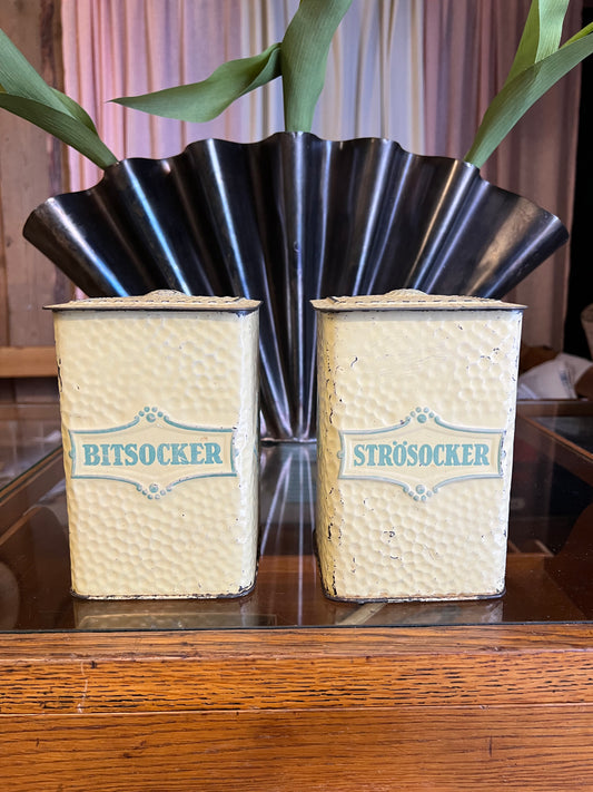 Plåtburkar i ljusgult och grönt