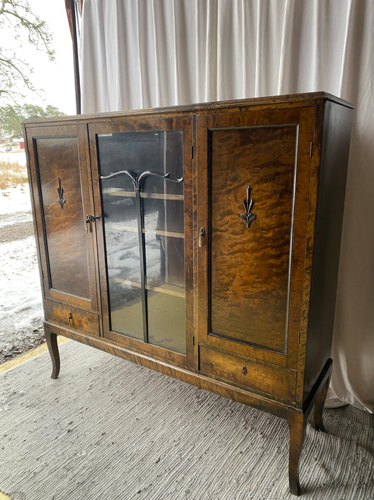 Otroligt vackert fönsterskåp