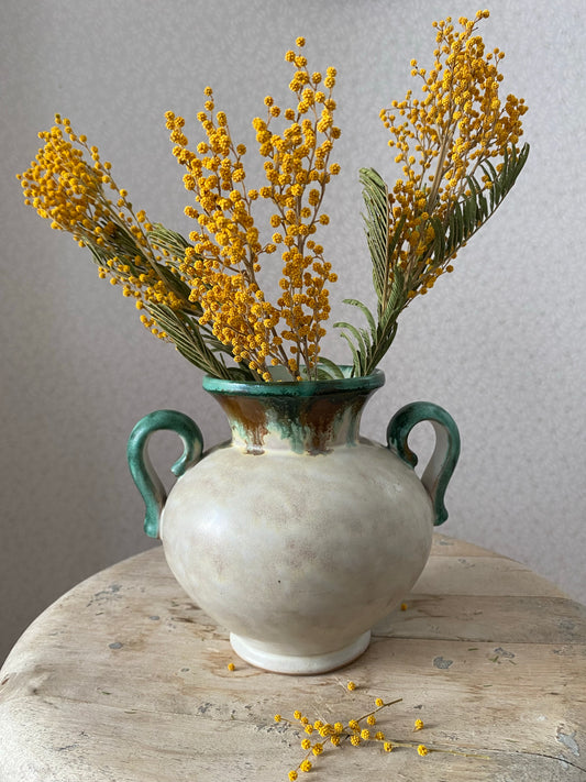 Vas med öron i mörkt grönt