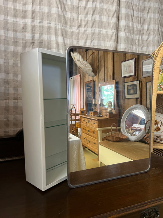 Äldre charmigt badrumsskåp