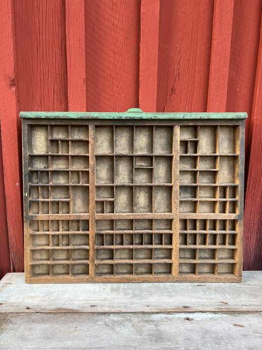 Stort kast i mörkt trä