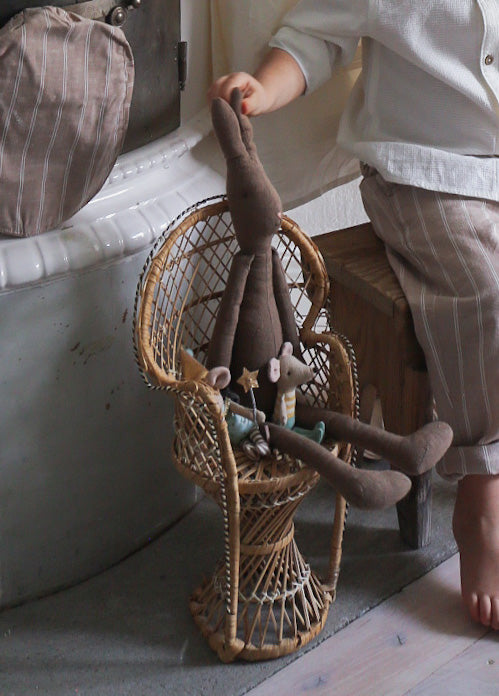 Sötaste lilla korgstolen till barnrummet