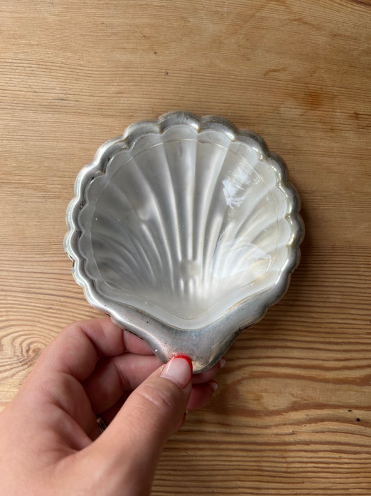 Snäckfat i nysilver med glasinsats