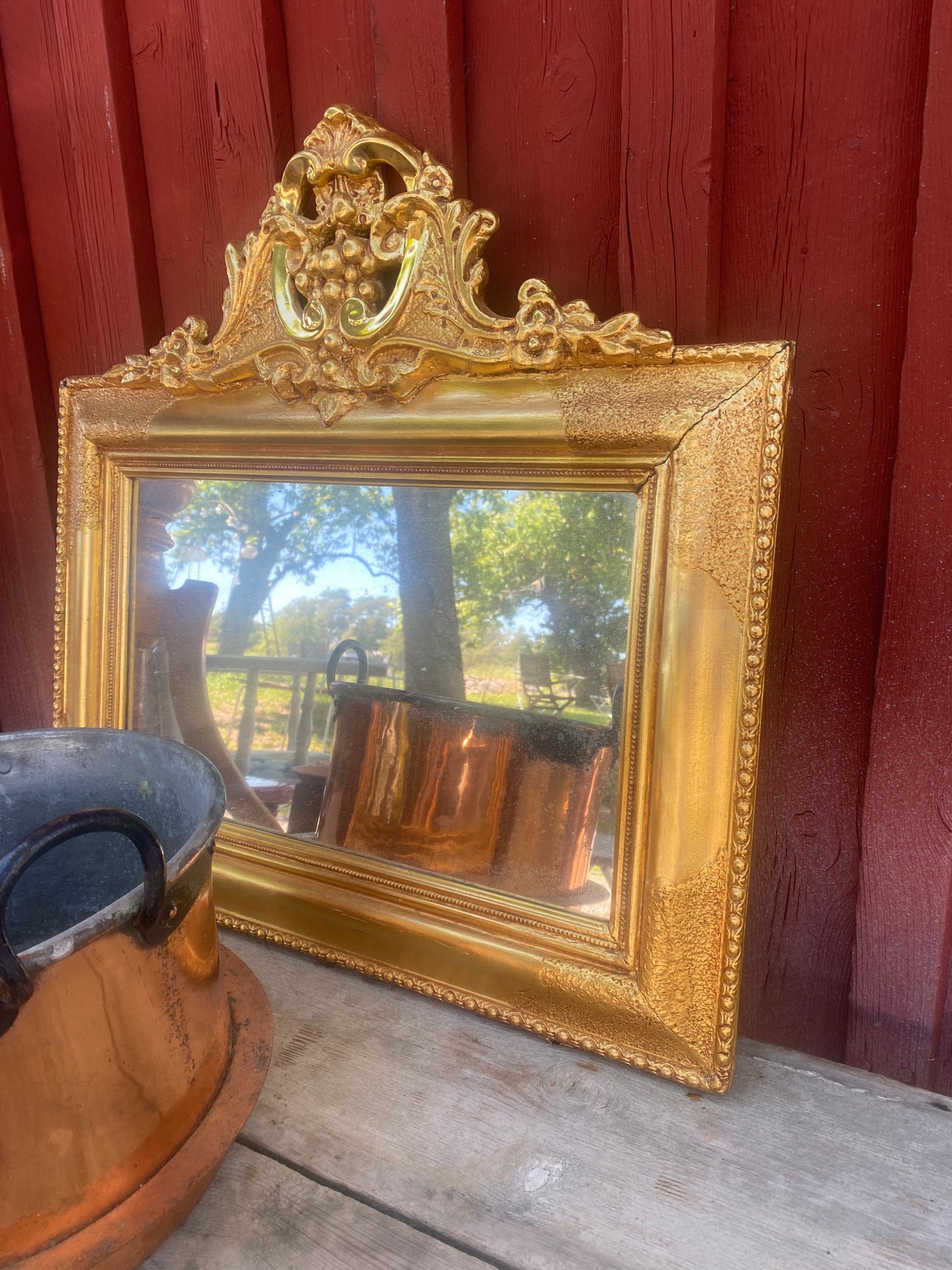 Otrolig spegel med guldfärgad ram