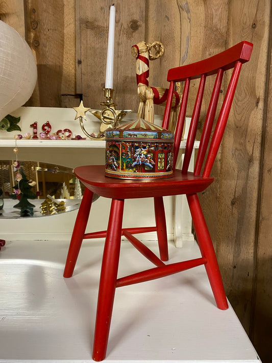 Röd trästol för barn i toppskick