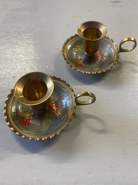 Paret mässingsljusstakar med handtag och blomdekor