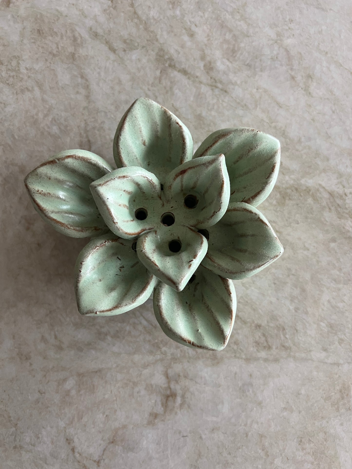 Finaste fakiren i grön keramik - blomma