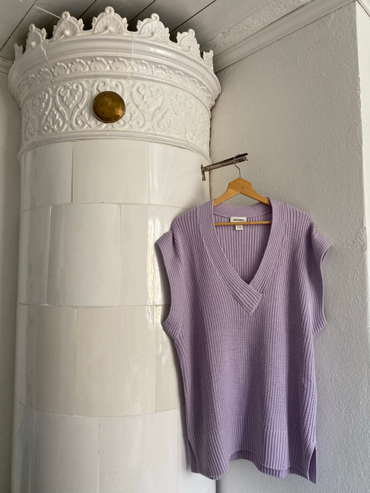 Stickad väst i lavendel